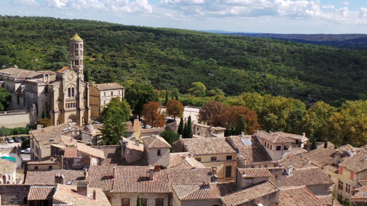 Uzès et sa Tour Fénestrelle qui surplombe la vallée d'Eure