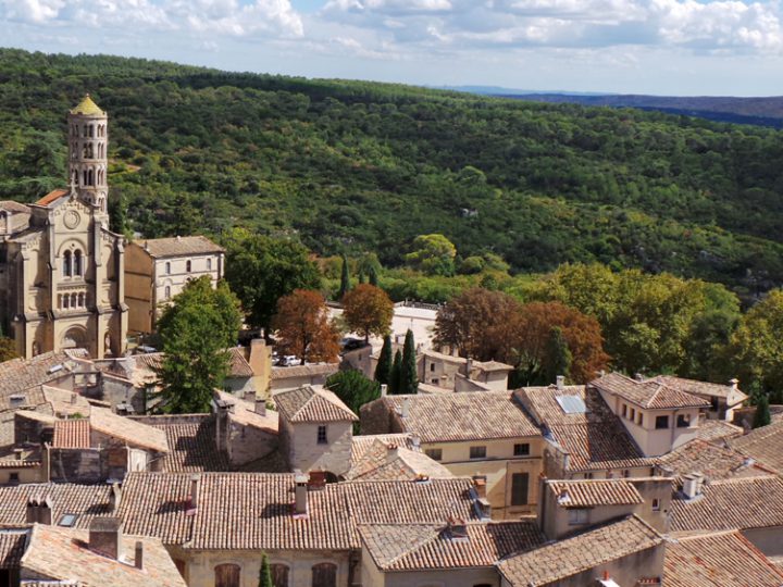 Uzès et sa Tour Fénestrelle qui surplombe la vallée d'Eure