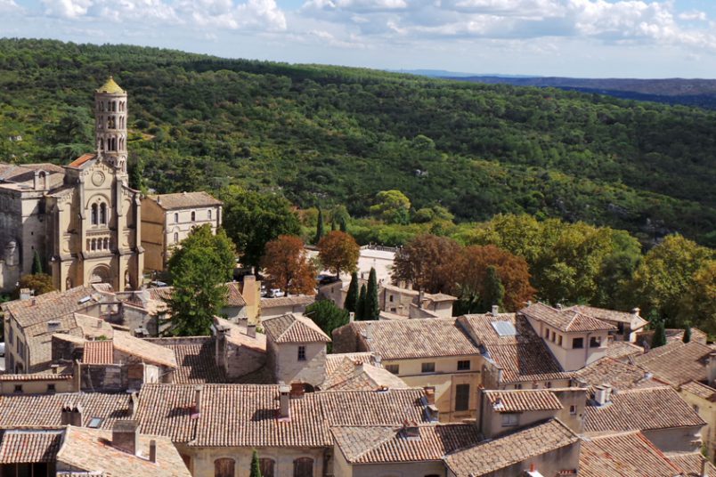 Uzès et sa Tour Fénestrelle qui surplombe la vallée d'Eure